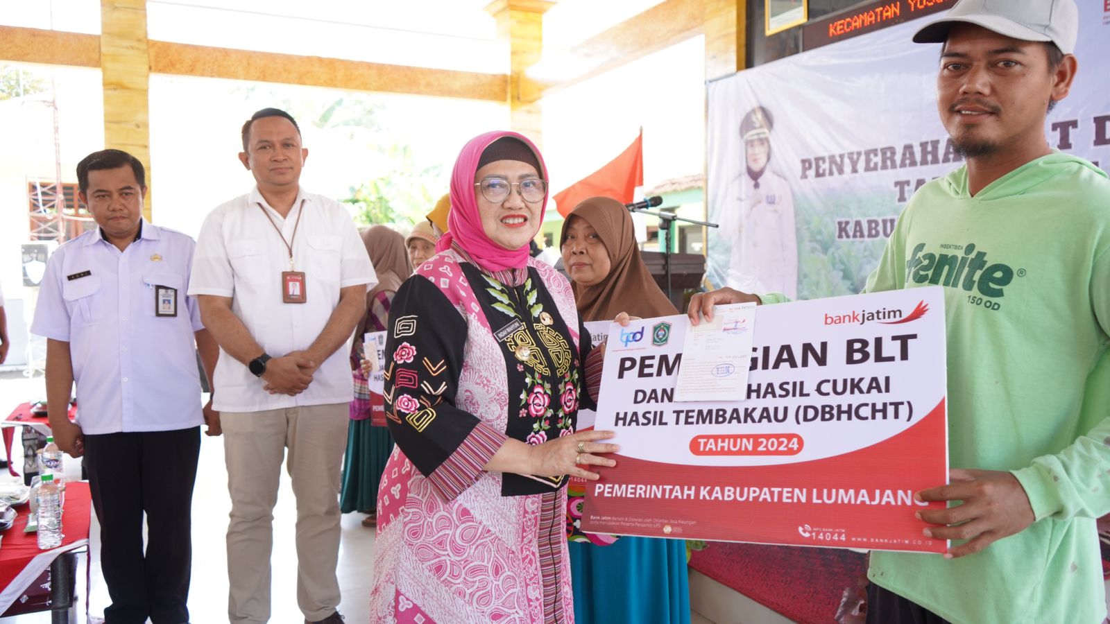 Pj. Bupati Lumajang Serahkan BLT DBHCHT untuk 5.685 Penerima Manfaat