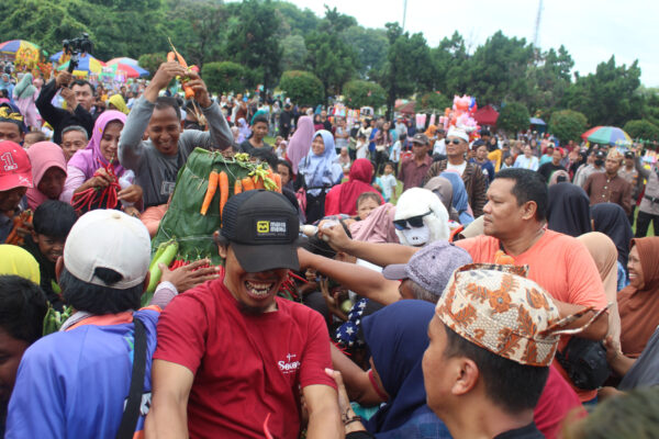 Perayaan Hajarlu ke-769, Ratusan Warga Rela Berebut Gunungan