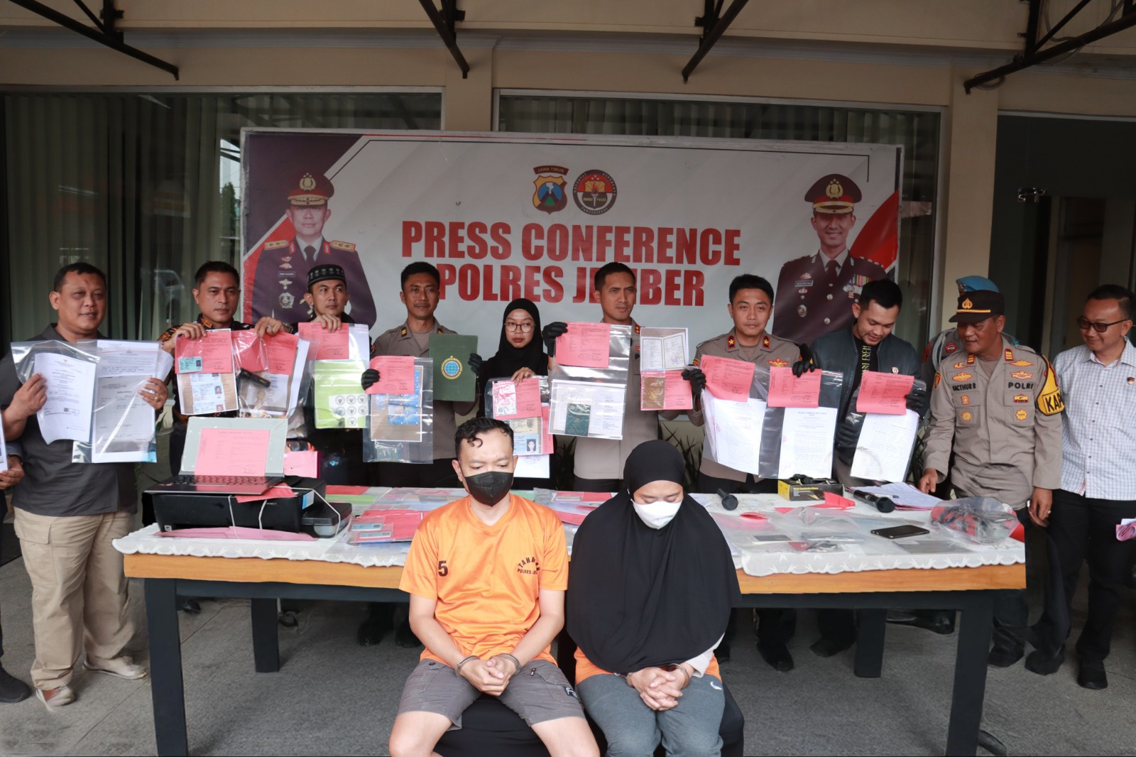 Polisi Amankan Pasutri Pemalsu Dokumen Kredit Rugikan Bank 750 Juta di Jember