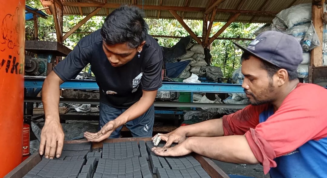 Warga Lumajang Ekspor Briket Arang ke Turki dari Limbah Kelapa