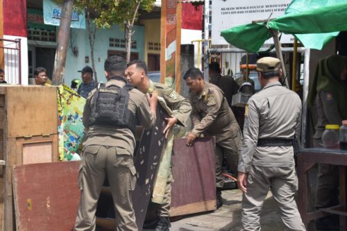 Satpol PP Surabaya Tindak Bangunan Liar, 4.424 m² Lahan Dikembalikan