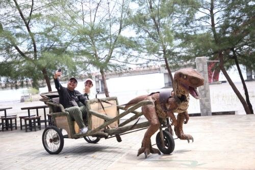 Ribuan Wisatawan Serbu THP Kenjeran di Libur Panjang Imlek 2025