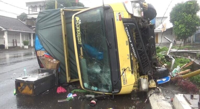 Truk Tabrak Lampu Traffic Light di Lumajang