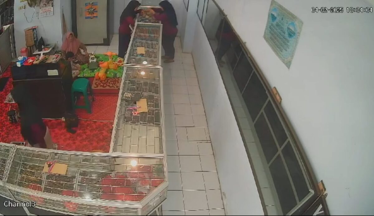 Wanita Curi Kalung Emas di Toko Perhiasan, Aksinya Terekam CCTV