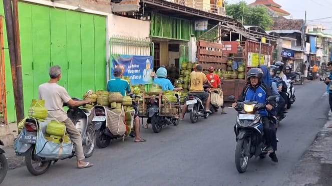 Kelangkaan Elpiji 3 Kg Masih Terjadi, Warga Rela Antre Sejak Pagi