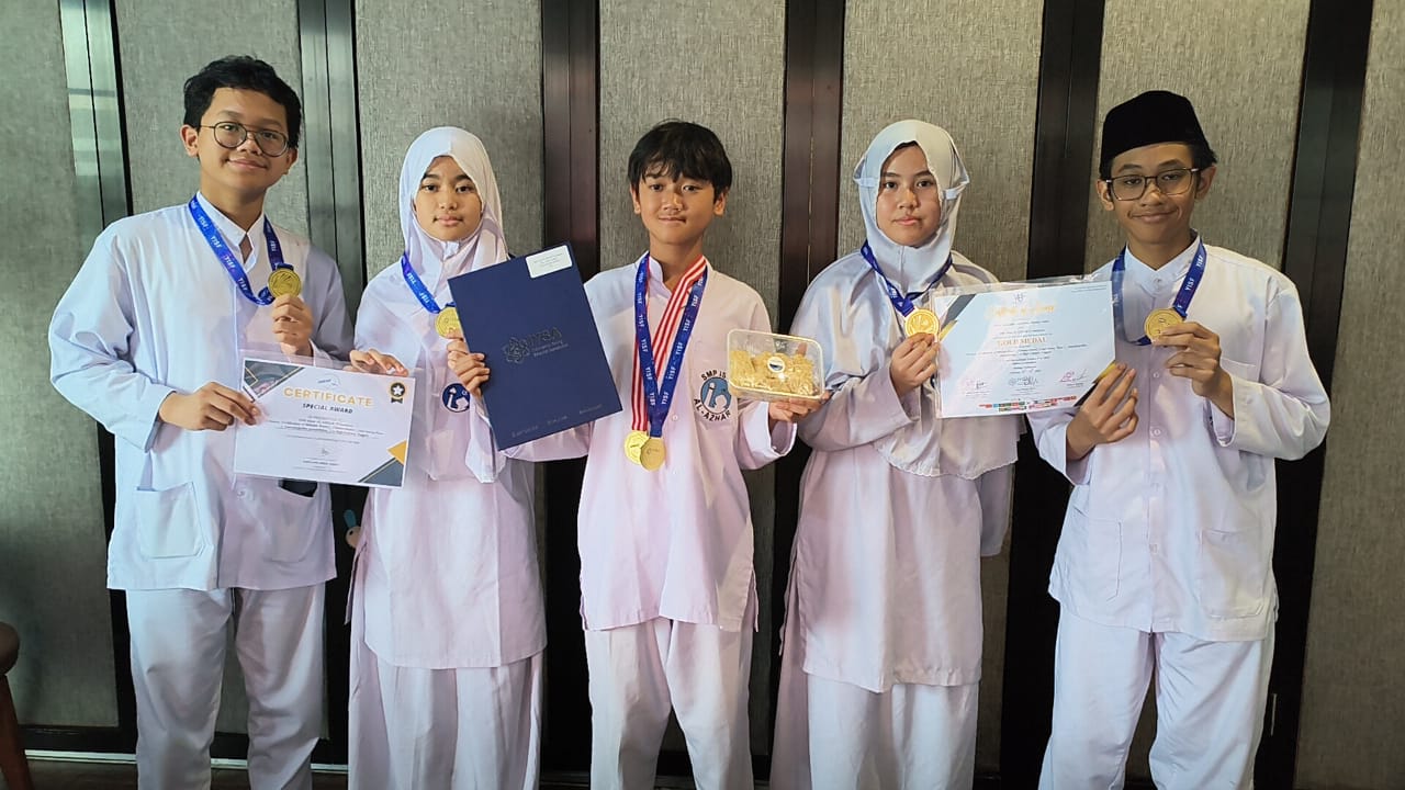 Sulap Limbah Ikan Bandeng Jadi Nugget Premium, 5 Siswa SMP Islam Al-Azhar Raih Medali Emas di Ajang Internasional
