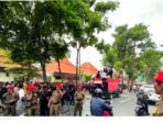 Massa GRIB Jaya Jatim Kepung Jalan Dr. Soetomo, Tolak Eksekusi Rumah di Surabaya
