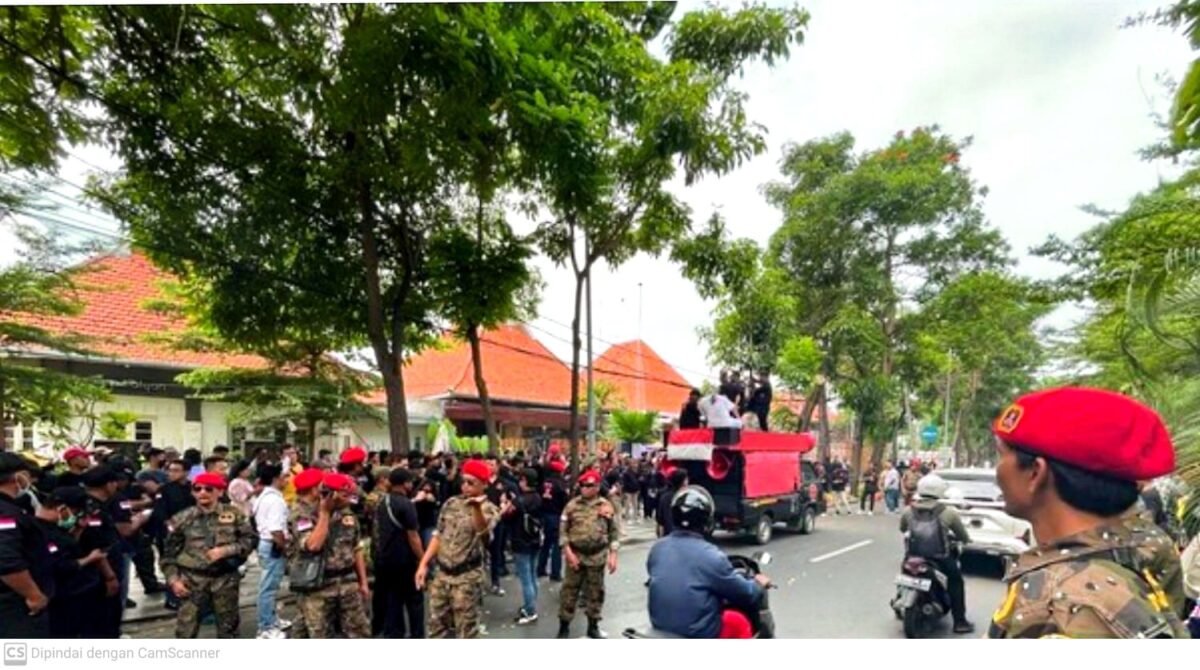 Massa GRIB Jaya Jatim Kepung Jalan Dr. Soetomo, Tolak Eksekusi Rumah di Surabaya