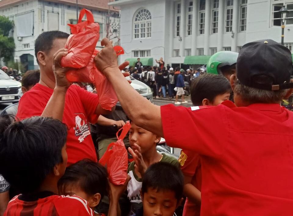 Giliran Banteng Krembangan Bagi Takjil, Kobarkan Semangat Bung Karno