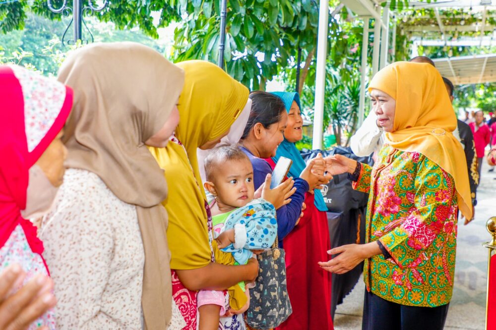 Gubernur Khofifah Bagi 200 Paket Sembako ke Warga Sekitar Grahadi