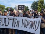 Mahasiswa Demo Tolak RUU TNI di Grahadi Surabaya