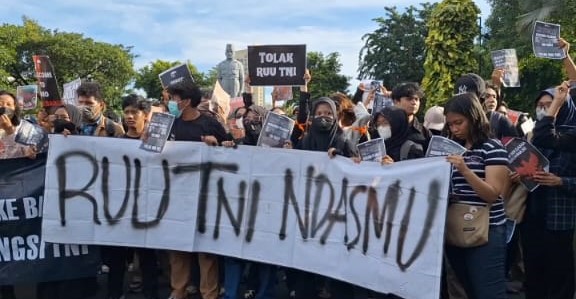 Mahasiswa Demo Tolak RUU TNI di Grahadi Surabaya