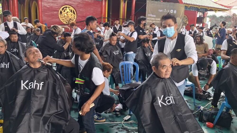 Potong Rambut Gratis Massal, Warga Surabaya Antusias Sambut Lebaran