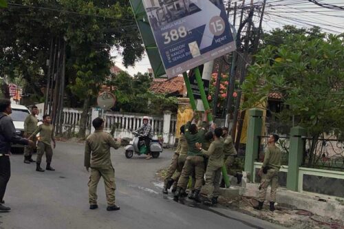 Reklame Ilegal Depan SDN Made 1 Surabaya Dicopot