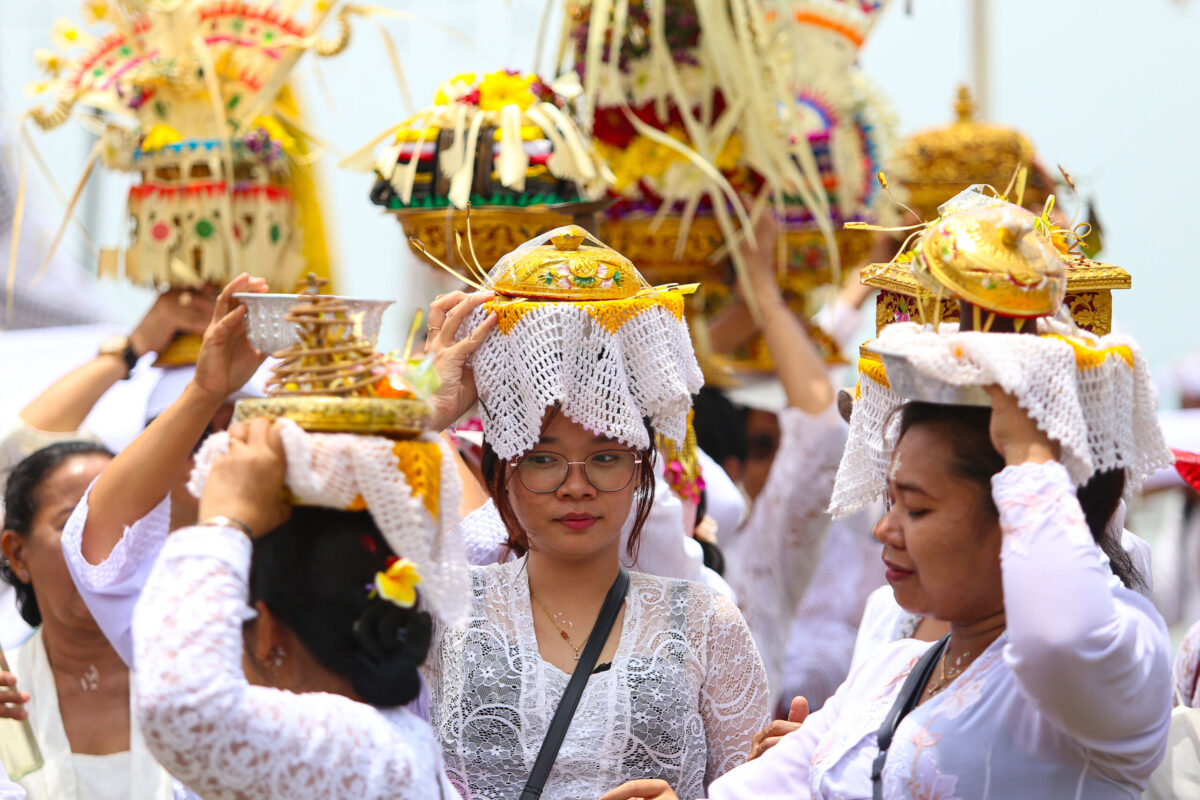 Upacara Melasti Saat Ramadan: Simbol Harmoni Umat Beragama di Surabaya
