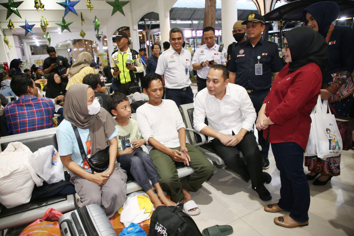 Cak Eri Sapa Pemudik & Bagi Bingkisan di Stasiun Gubeng