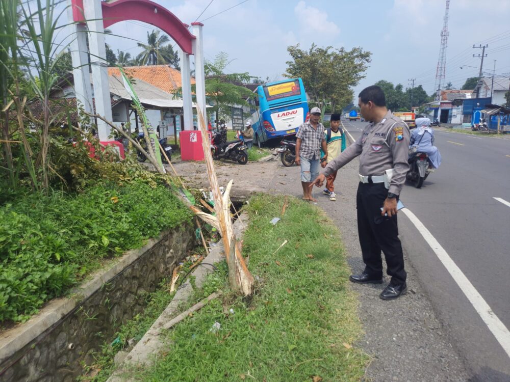 Sopir Tewas Mendadak, Bus Nyelonong ke Halaman Warga di Kedungjajang