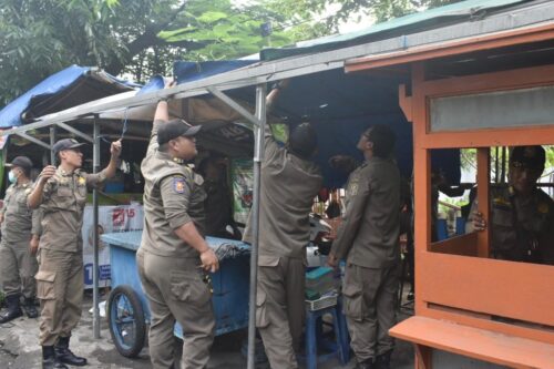 Ganggu Saluran Air, Puluhan PKL di Surabaya Dibongkar Paksa