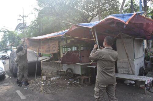 Pemkot Surabaya Tertibkan Lagi PKL dan Bangunan Liar di Dua Titik