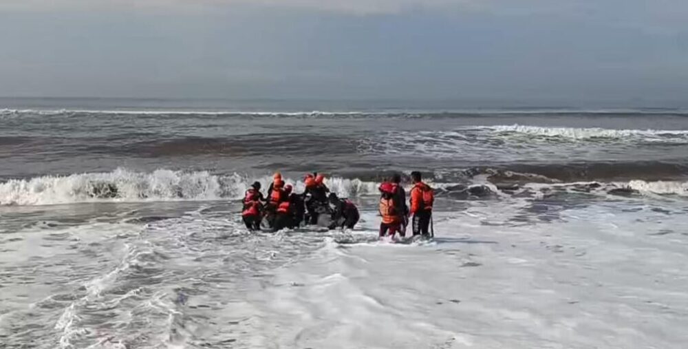 Pencarian Remaja Hilang di Pantai Bambang Diperluas