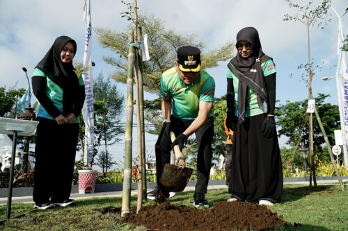 APEKSI dan Pemkot Surabaya Tanam 98 Pohon di Taman Suroboyo