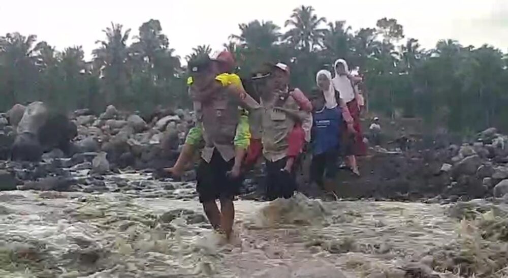 Akses Terputus Akibat Lahar Dingin, Polisi Gendong Siswa Demi Sekolah