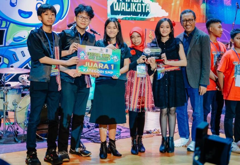 Arek Suroboyo Getarkan Panggung Balai Pemuda di Festival Band Pelajar HJKS ke-732