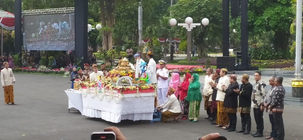 HJKS ke-732, Ketua DPRD Soroti Gotong Royong Warga Surabaya