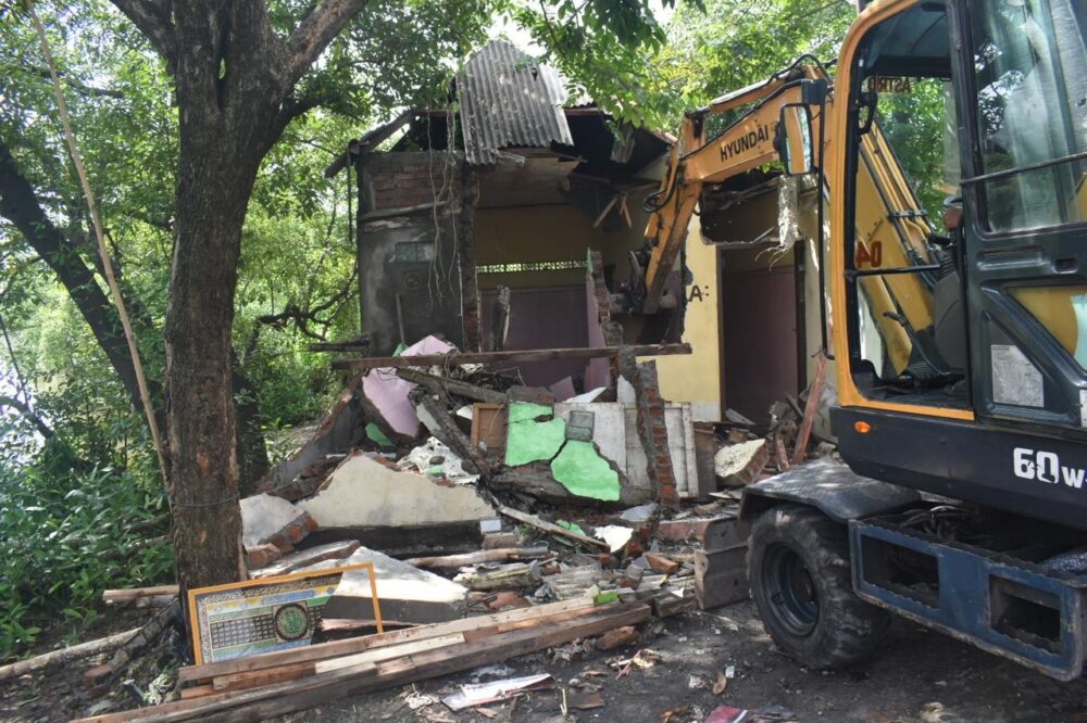 Pemkot Bersama BBWS Bengawan Solo Tertibkan 13 Bangli di Sempadan Sungai Lamong