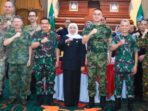 Khofifah Kenalkan Keunggulan Jatim ke Atase Pertahanan 17 Negara