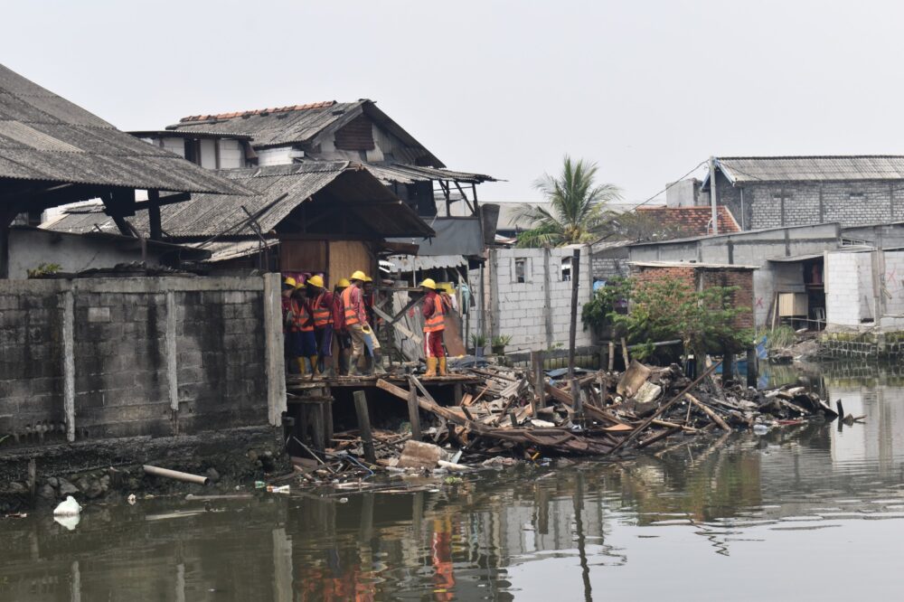 Satpol PP Surabaya Bongkar Bangunan di Bantaran Sungai Kalianak