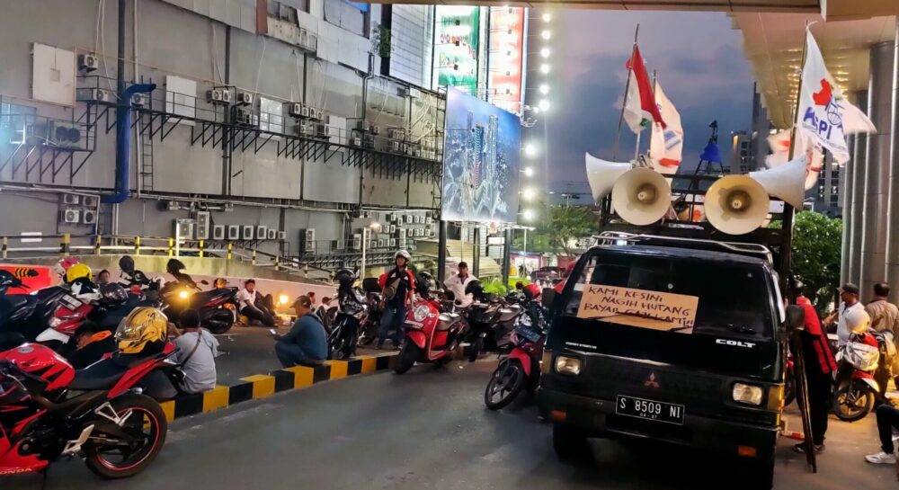 Buruh FSPMI Duduki Kondominium Regensi, Tuntut THR ke Bank Prima