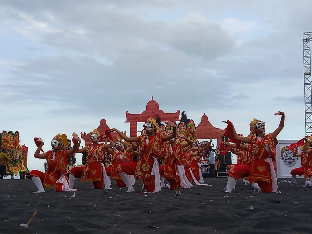 Wisatawan Asing Terpukau Penampilan 500 Penari Topeng di Lumajang
