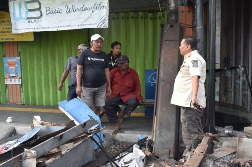 Satpol PP Surabaya Kembalikan Fungsi Trotoar, PKL Diedukasi Humanis