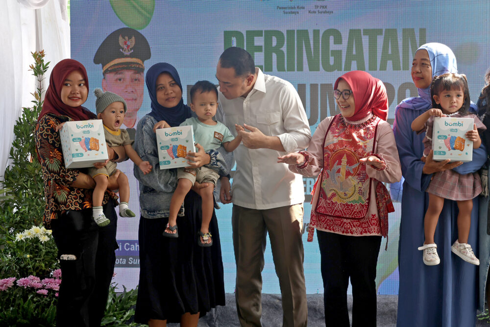 Surabaya mengusung inovasi penggunaan popok kain pakai ulang. Ide ini muncul untuk menjawab persoalan limbah popok sekali pakai yang mencemari sungai dan membebani tempat pembuangan akhir (TPA) Benowo.
