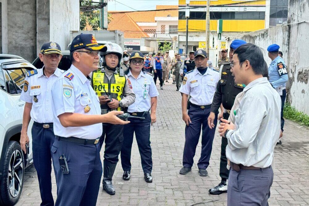 Dishub Tertibkan Parkir di RS Adi Husada Surabaya 
