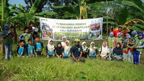 Tiga SD di Gresik Deklarasikan Aksi Selamatkan Bumi Bareng Aktivis Global Save Soil