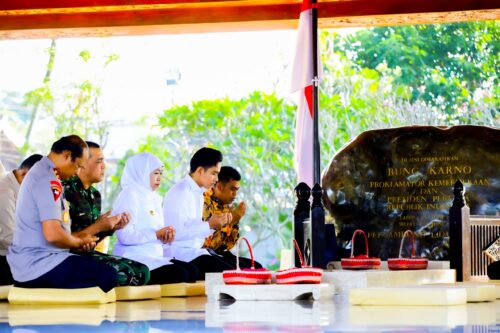 Khofifah Dampingi Wapres Gibran Ziarah Bung Karno di Blitar