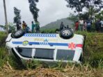 Ambulans Terguling di JLS Pasirian Saat Angkut Jenazah dari Bali ke Malang