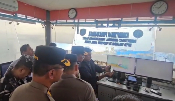 Polda Jatim Bantu Pencarian Korban Kapal Tenggelam di Selat Bali