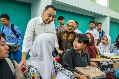6.144 Siswa Surabaya Terima Seragam dan Bantuan