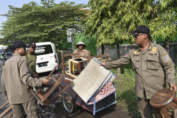 Pemkot Surabaya Tertibkan 22 Bangunan Liar di Ketintang Permai