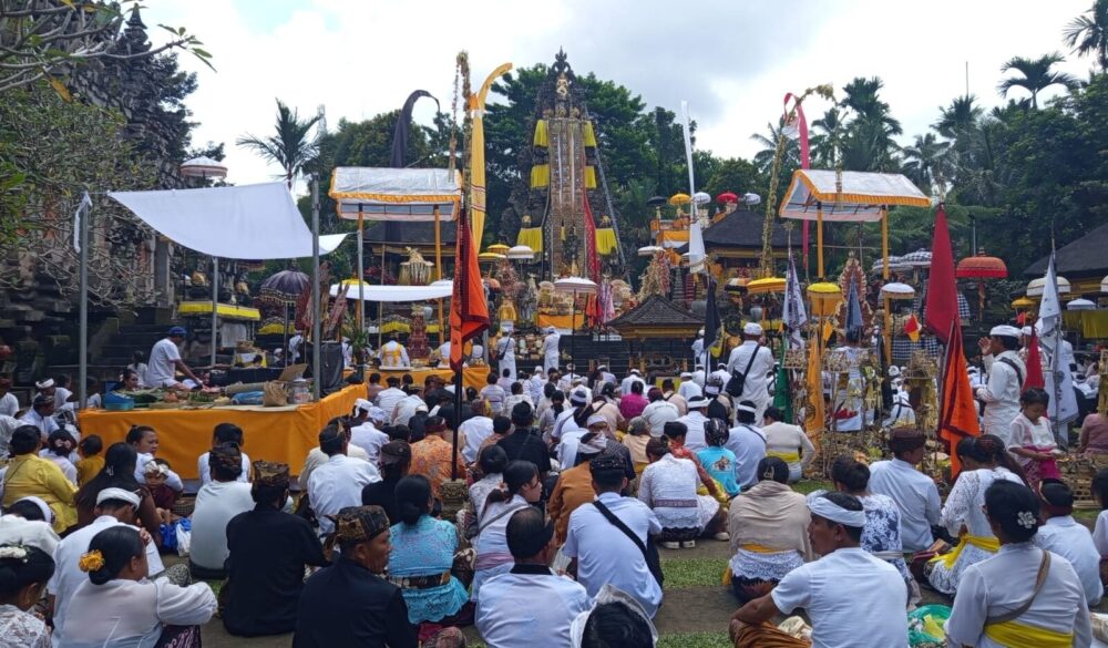 Ribuan Umat Hadiri Piodalan di Pura Semeru, Bupati Indah Ajak Warga Rawat Toleransi