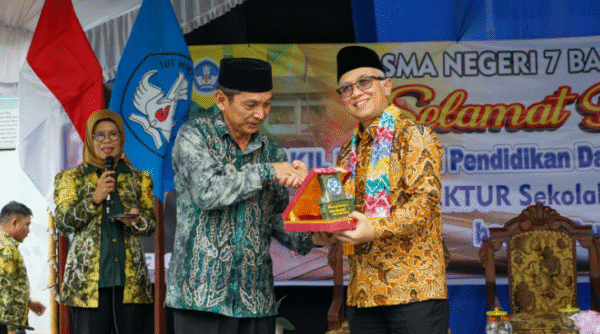 Wamen Atip Apresiasi Program Daur Ulang Siswa SMAN 7 Banjarmasin