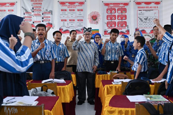 Mendikdasmen Tinjau Sekolah di Konawe, Serahkan Bantuan dan Buku Bacaan