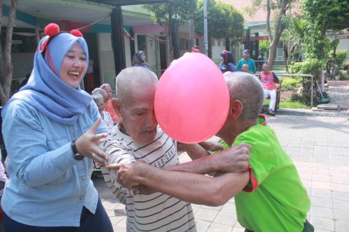 Lansia Griya Wredha Jambangan Meriahkan HUT ke-80 RI dengan Lomba Unik