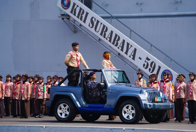 Khofifah Pimpin Apel Hari Pramuka, Ajak Pramuka Perkuat Ketahanan Bangsa