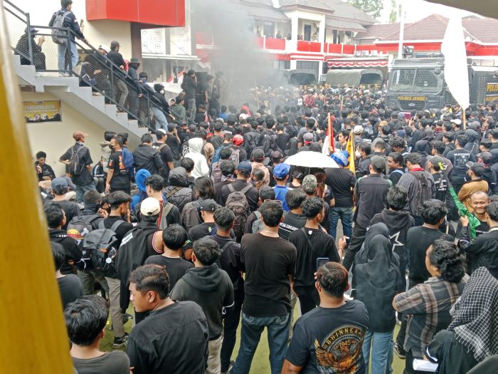 Mahasiswa Jember Gelar Aksi Solidaritas, Tuntut Pembebasan Massa yang Ditahan