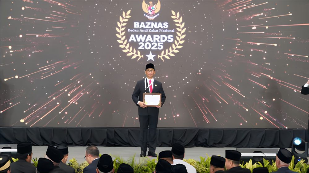 Wali Kota Surabaya Raih Penghargaan Baznas Awards 2025