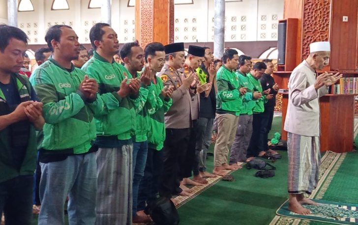 Polres Lumajang dan Komunitas Ojol Gelar Salat Gaib untuk Affan Kurniawan